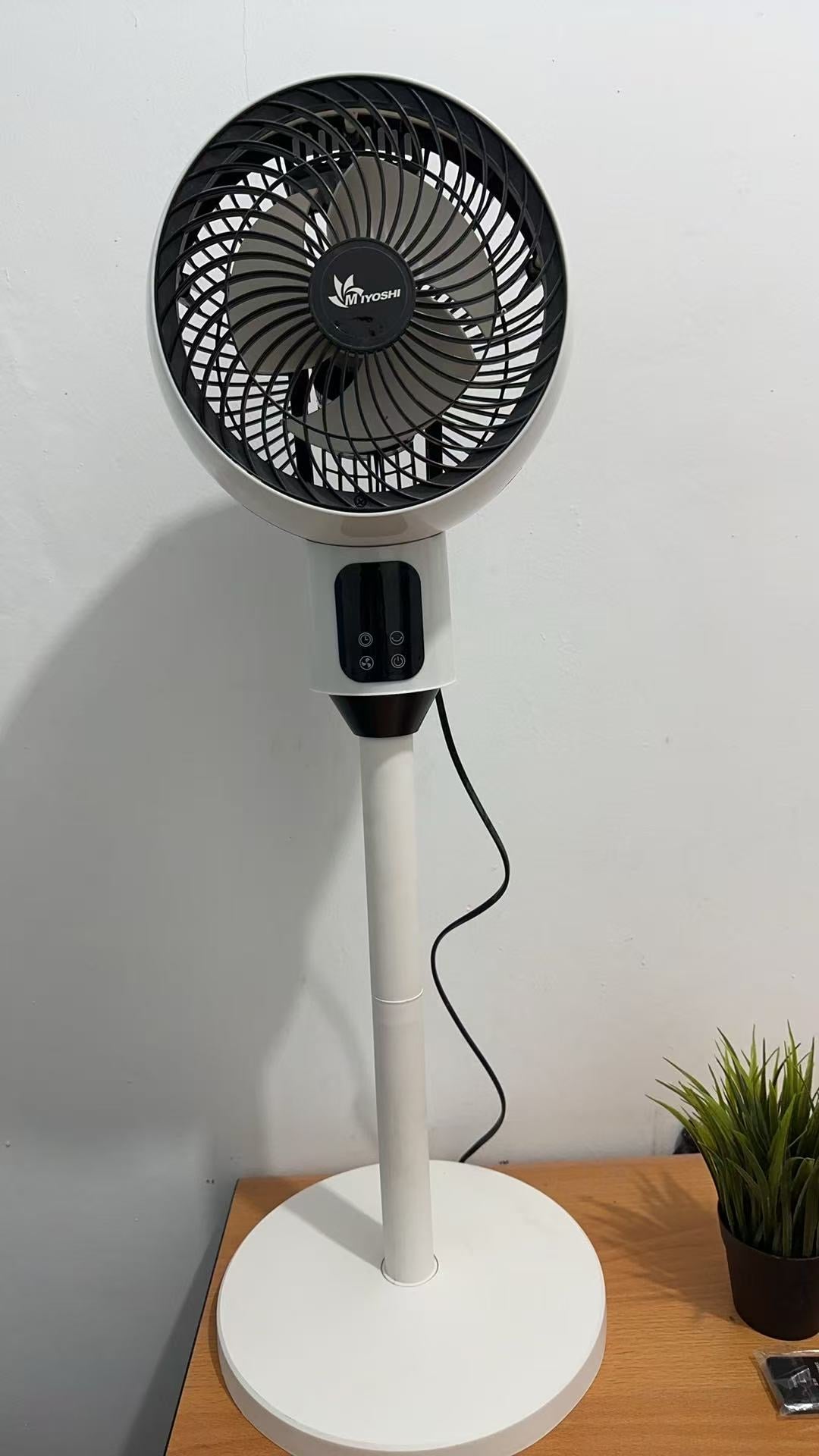 Kipas berdiri putih dalam foto keluarga produk